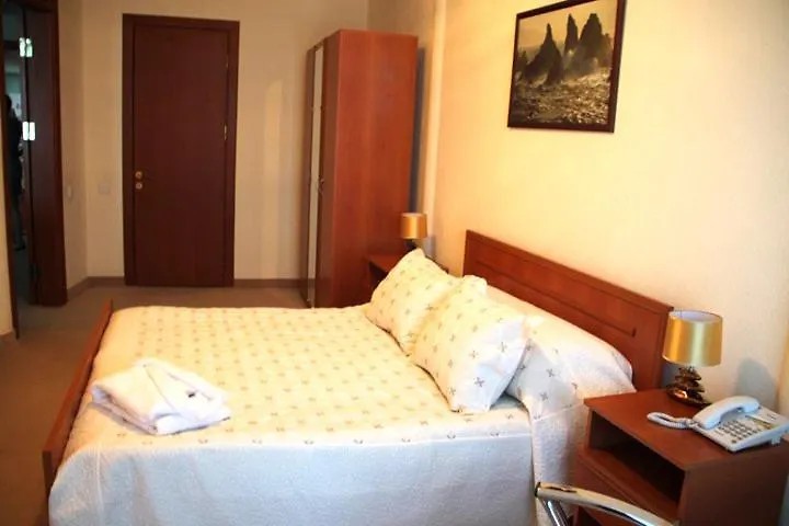 Yacht Club Bed and Breakfast Hokmeli
